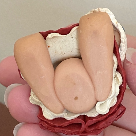 Small Clay Woman in Bonnet Sewing a Quilt - Crafting - Picture 10 of 11